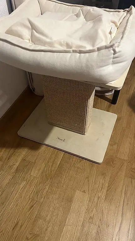 Katzenbett mit Kratzfläche