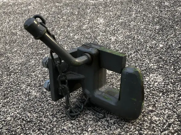 Anhängerkupplung für Zugösen. Haken zu Anhänger.