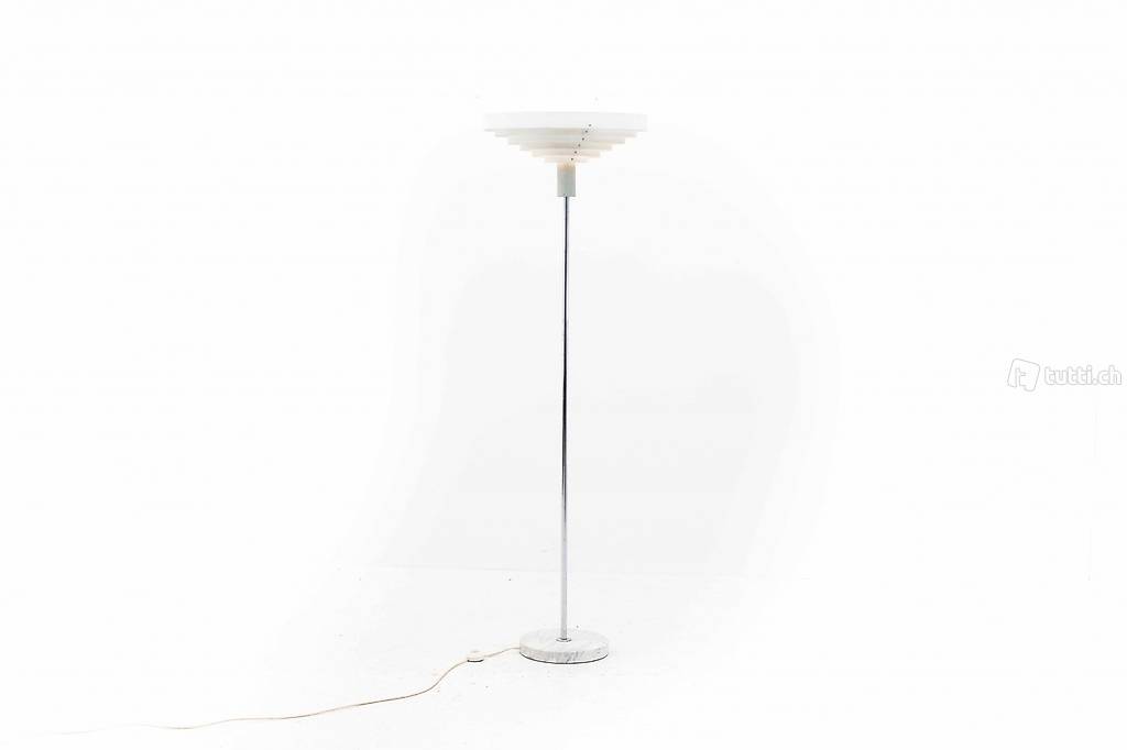  Elegante Stehleuchte mit Marmorsockel