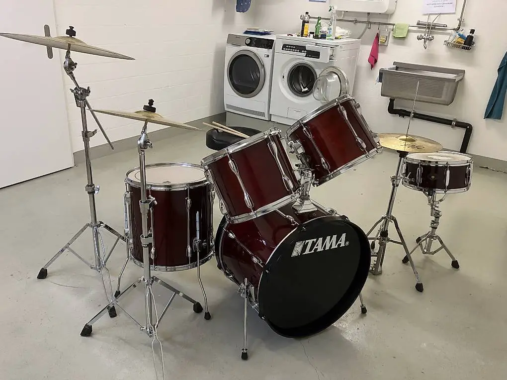 Schlagzeug TAMA mit Paiste Cimbals