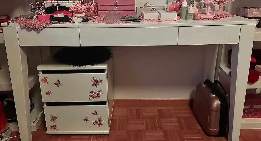 Schminktisch mit aufklappbarem Spiegel