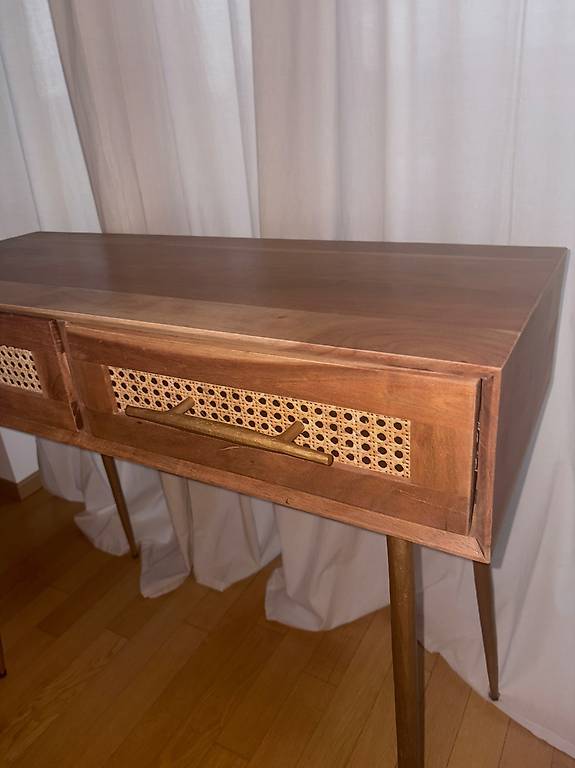 Holzkommode mit goldenen Akzenten