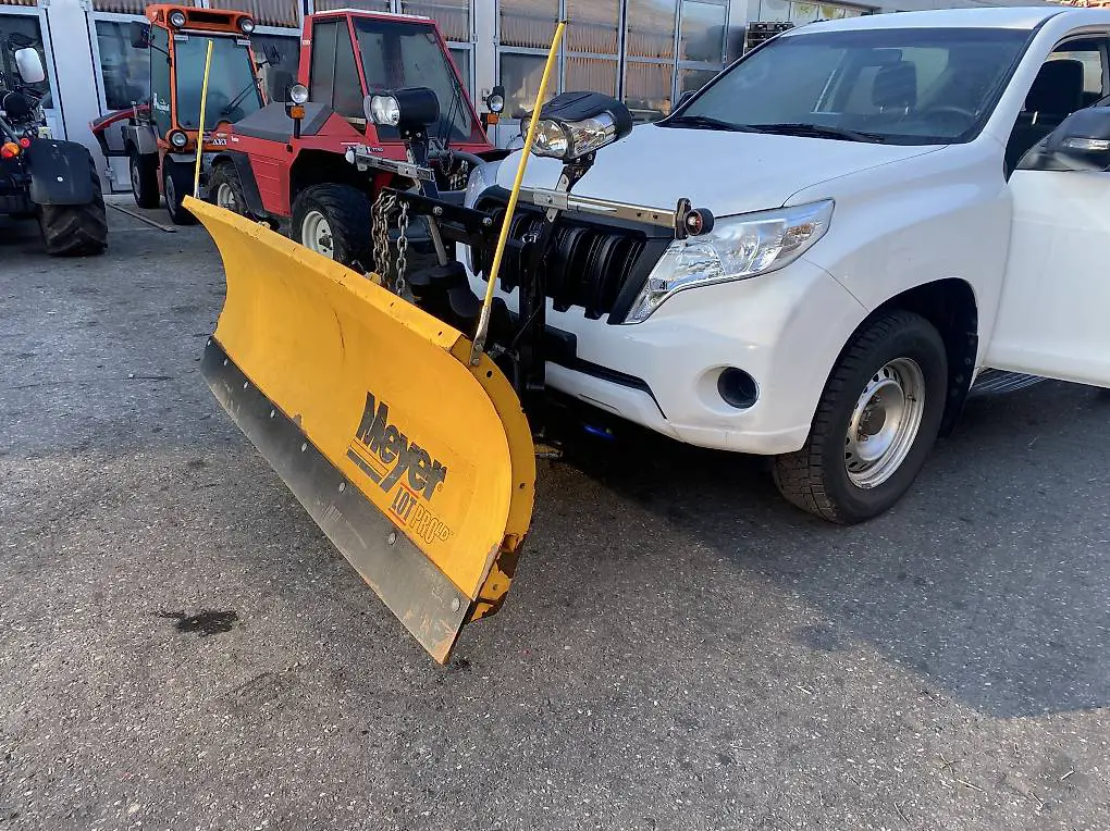 Toyota Land Cruiser Schneepflug