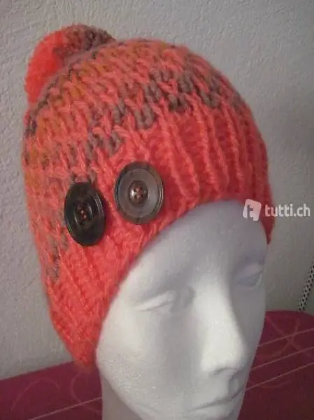 Mütze in diversen Farben mit Knöpfen