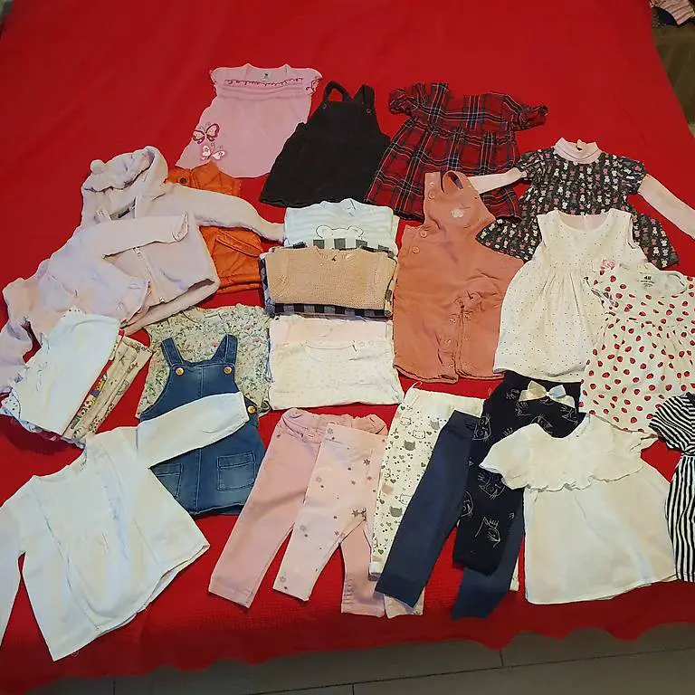 Kleiderpacket Mädchen 35 Teile Gr. 74/80