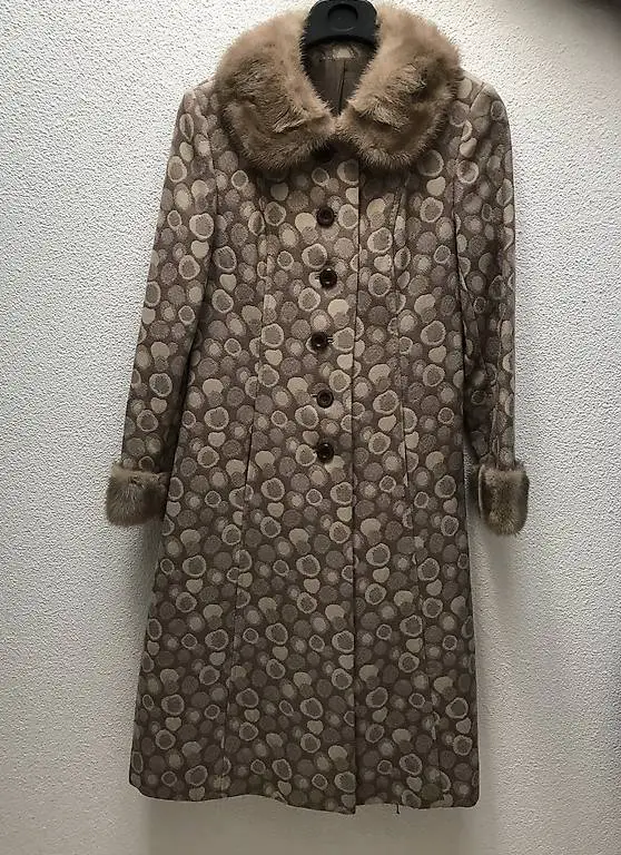 Wintermantel mit Pelzkragen