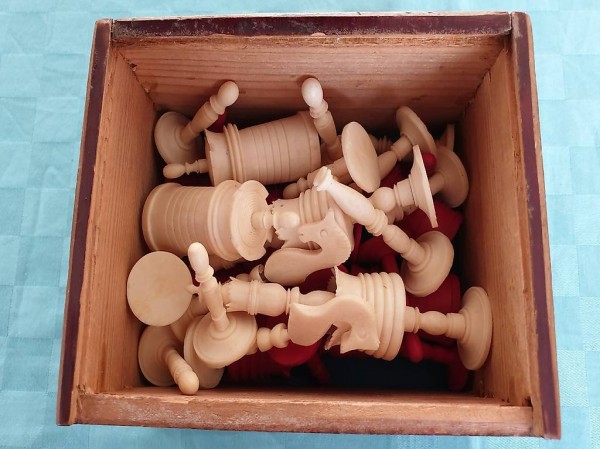  alte Schachfiguren in Holzschachtel rot / weiss