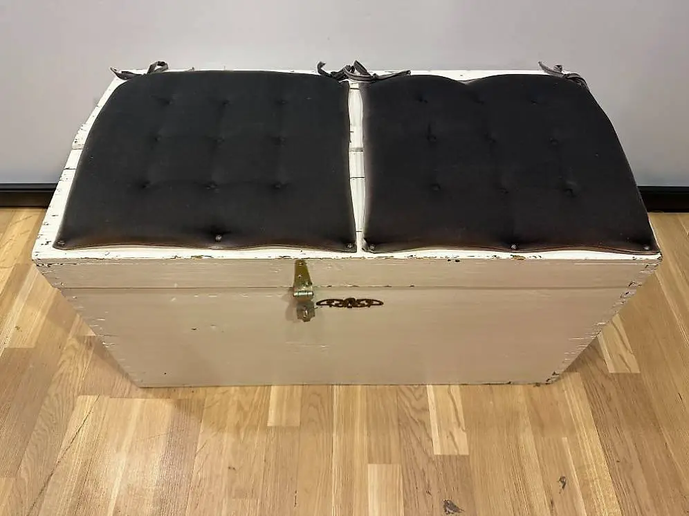 Shabby chic Truhe / Sitzmöbel mit Eisendetails