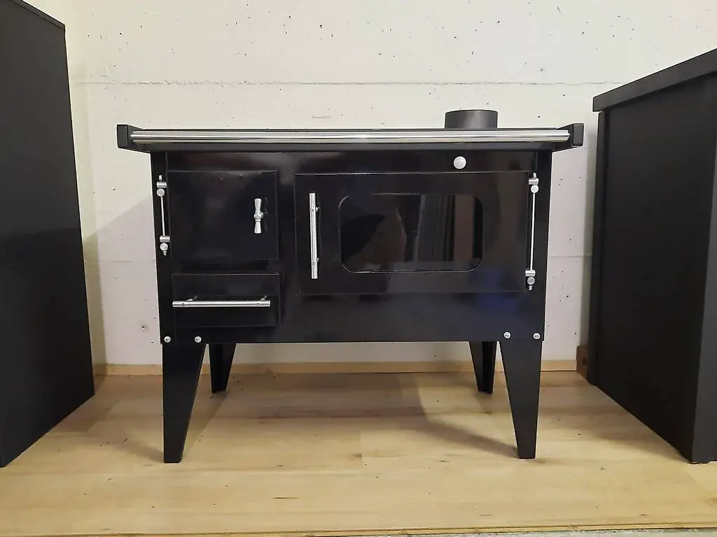 Holzofen / Kochherd Modell: Kompakta. Mit Montage möglich.