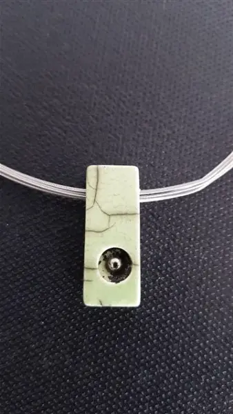 Halskette aus "silberfarbigen Drähten" mit Anhänger