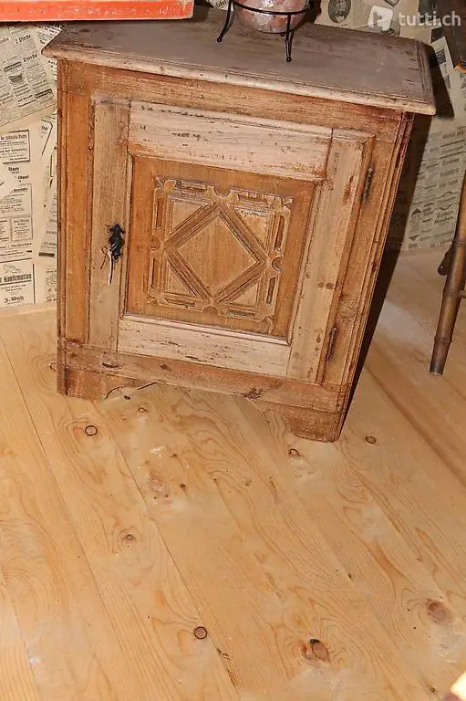 Massiv Holzmöbel mit wunderschönem Ornament