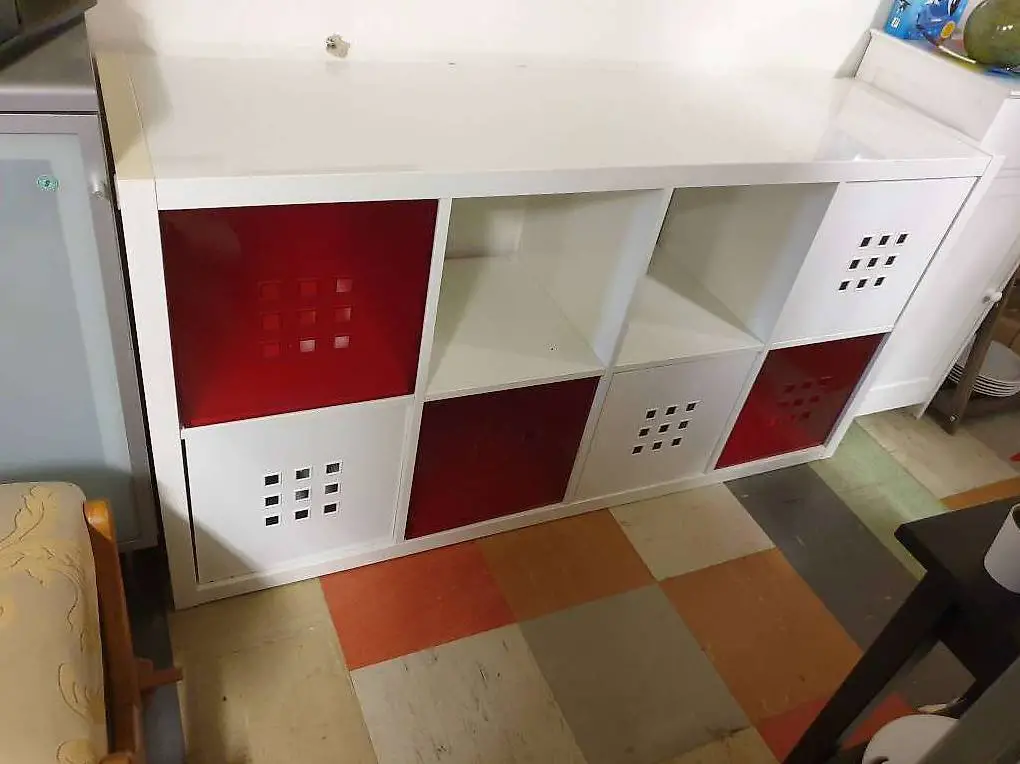 Ein älteres grösseres längliches Möbel mit Verstaukisten