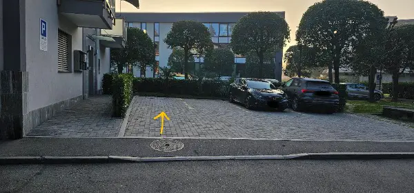 posteggio auto esterno