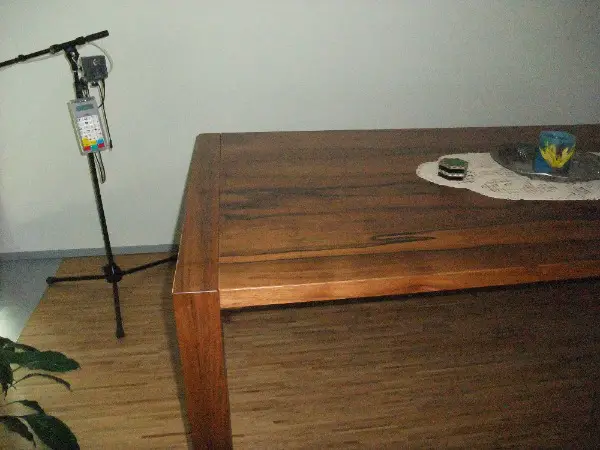 massiver Tisch aus europäischem Nussbaum