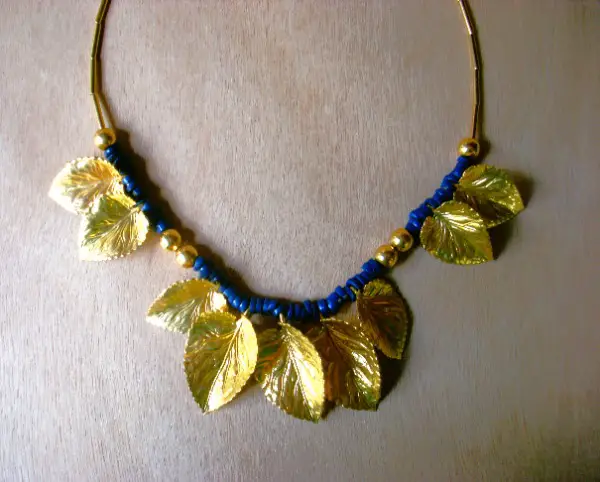 Collier tour de cou avec comme fioritures des feuilles