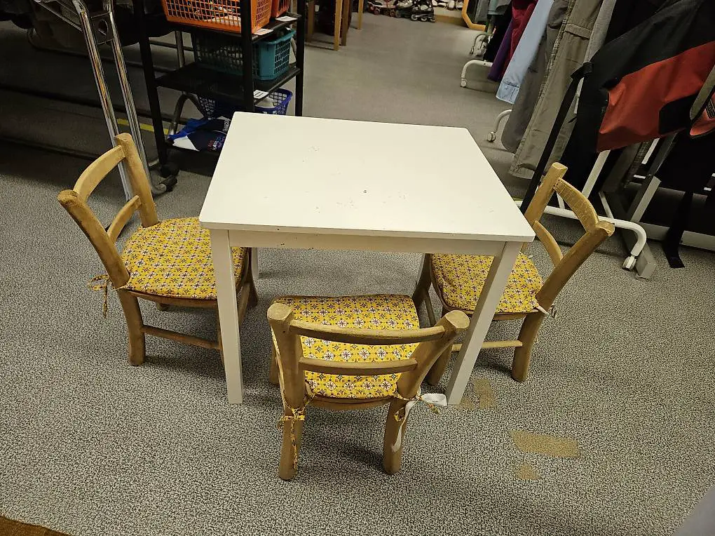 3 Kinderstüehli mit Tischli