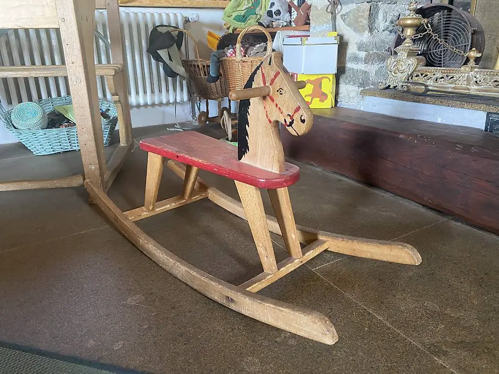 Cavallo a dondolo in legno