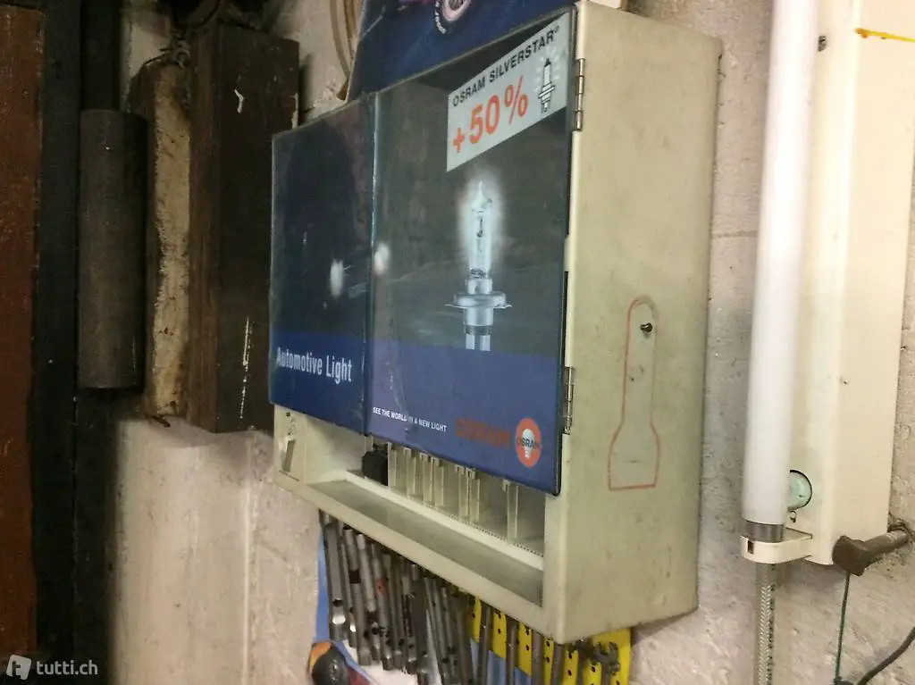 Glühlampenschrank mit Inhalt