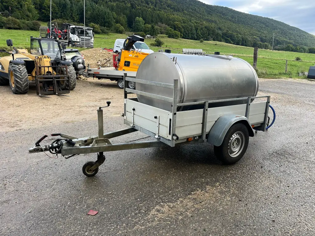 Remorque avec tank à lait