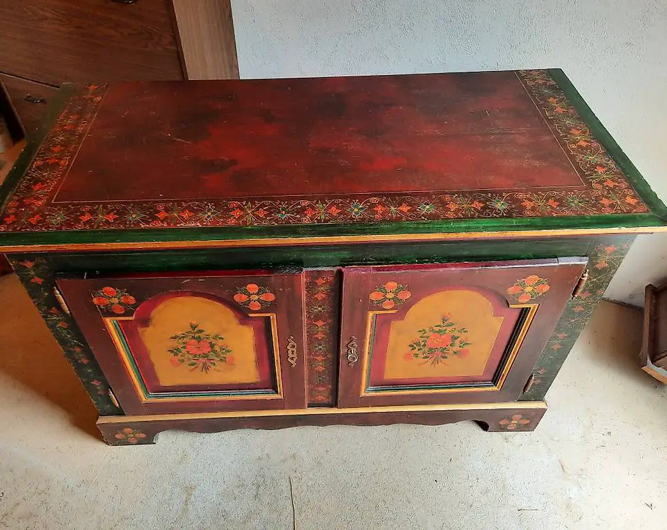 Truhe mit Bauernmalerei