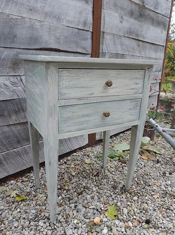 Tischchen im Shabby chic