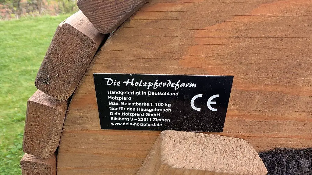 Holzpferd mit Sattel