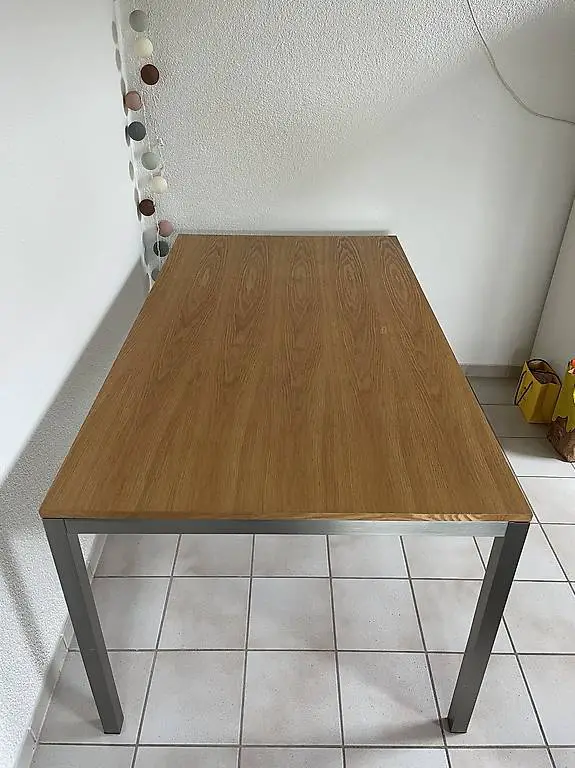 Moderner Esstisch Esche furniert mit Stahlgestell