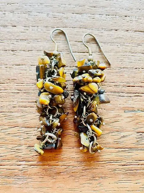 Ohrringe aus braunen Steintrauben