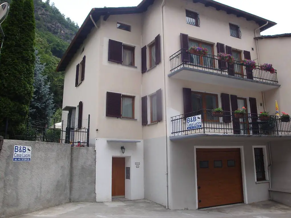 Casa con 3 appartamenti, garage, giardino.