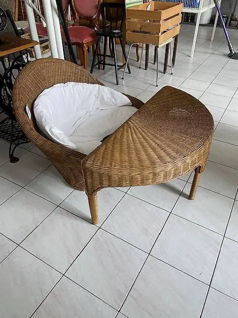 Herziges, niedriges Set Korbstuhl und Tisch auch für Kinder