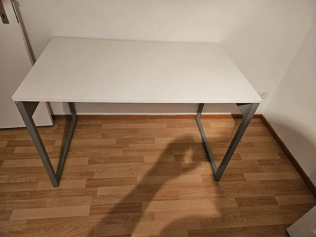 Büroeinrichtung, Schreibtisch und Pult