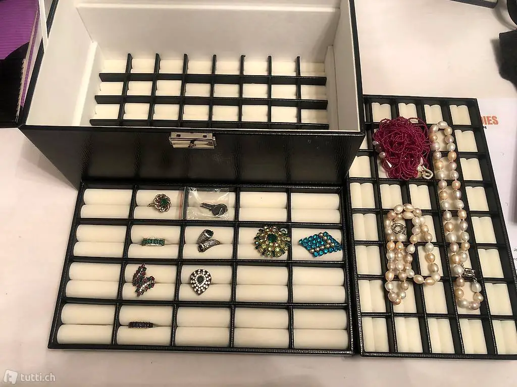 Schmuckbox ohne Schmuck, Leder