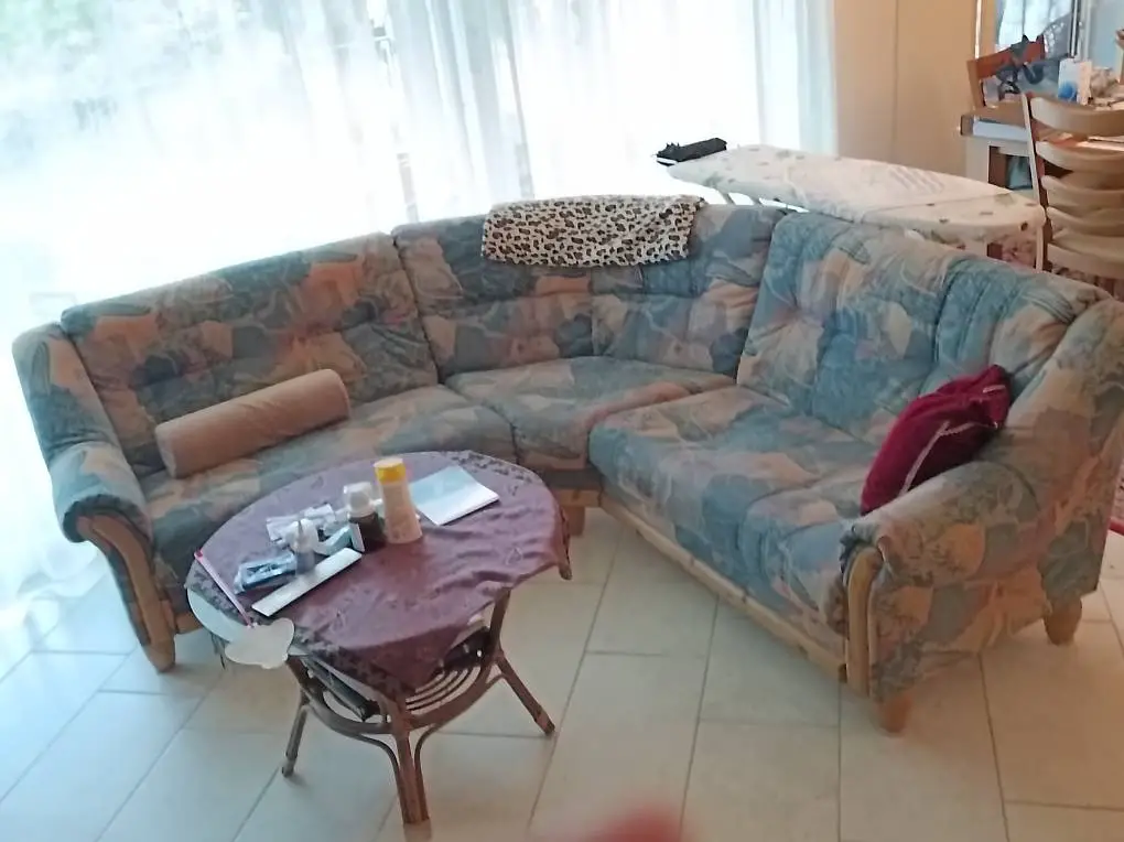 Toller Kleiner Tisch / Couchtisch mit Glasplatte