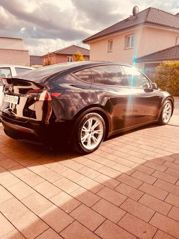 TESLA Model Y Long Range D