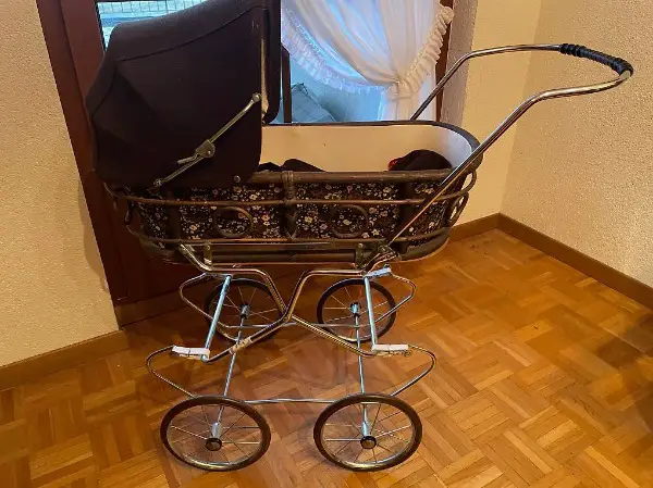 Alter Kinderwagen