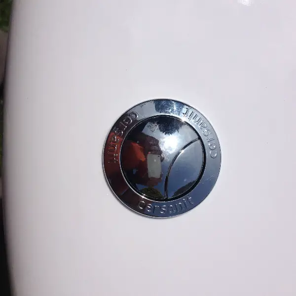 Réservoir WC en porcelaine