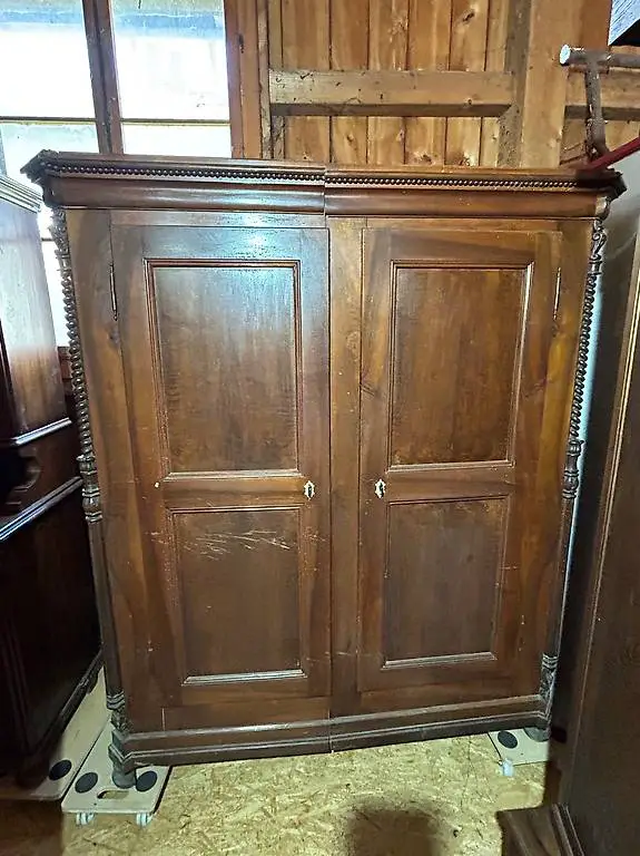 Nussbaum Schrank mit Säulen, 2 Türen, H185, B155, T48 cm