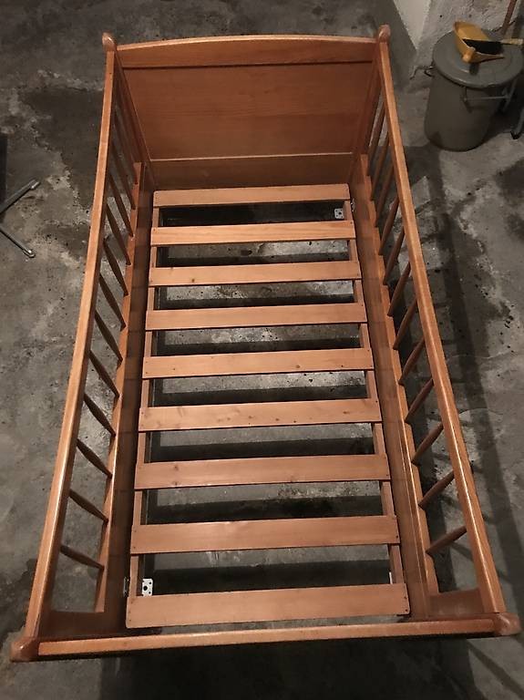 Wunderschönes, altes Kinderbett aus Holz