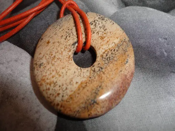 Pi-Scheibe Jaspis mit Ziegenlederkordel pflanzlich gegerbt.