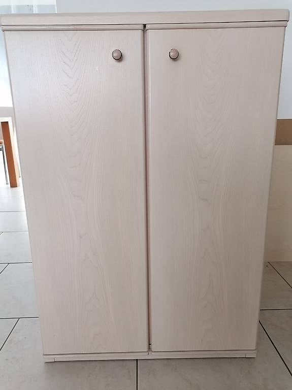 Kleinmöbel 2-türig weiss passt überal hin.