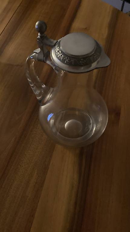 Weinkaraffe mit schönem Zinndeckel