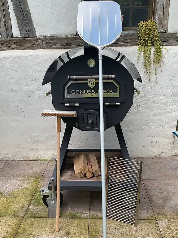 Holzofengrill und Pizzaofen fahrbar.