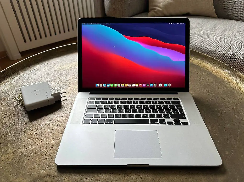 MacBook Pro 15 Zoll Quad 2.8 GHz i7 1TB SSD 16GB Ram