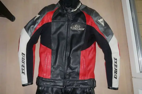 Dainese Lederkombi zweiteilig rot-schwarz-weiss Gr. S (lang)