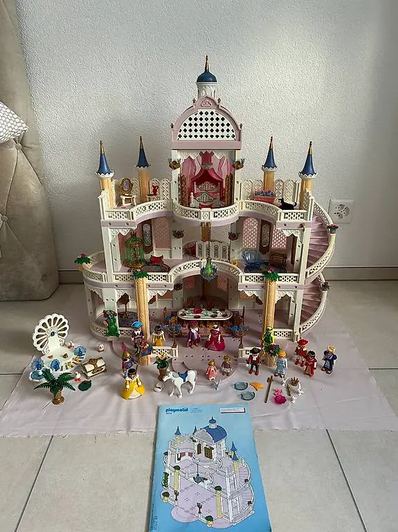 Playmobil grosses Märchenschloss mit Möbel + vielen Figuren