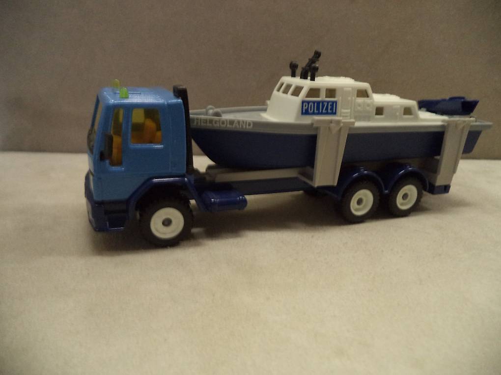 SIKU LKW 1:55 mit Polizei Boot