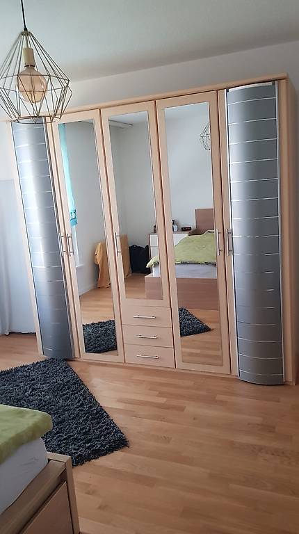 Massiver Kleiderschrank