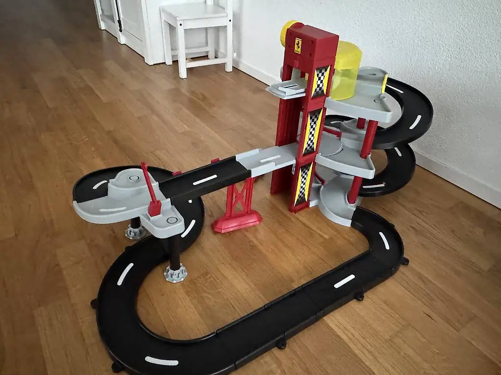 Autorennbahn Ferrari race play