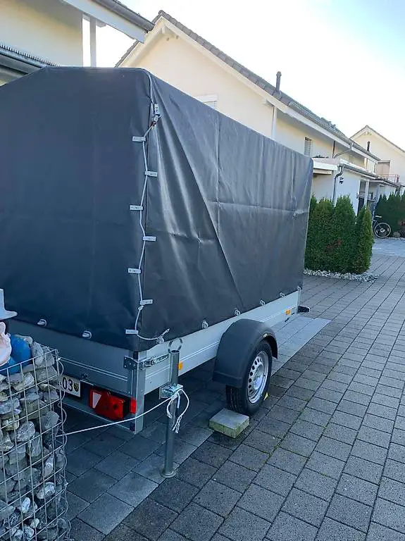 Anhänger mit Blache