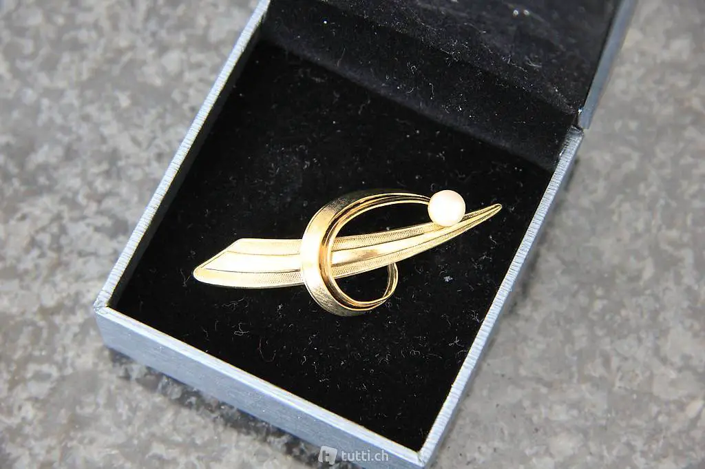 Goldbrosche mit Perle